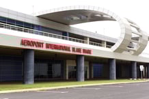 Les lacunes logistiques pour relier le continent africain ont favorisé l’émergence du métier de « GP », qui fournissent une solution économique pour envoyer et recevoir des colis à l’international. © SEYLLOU/AFP