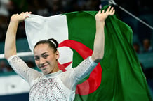 L’Algérienne Kaylia Nemour célèbre sa victoire aux barres asymétriques © Loic VENANCE / AFP