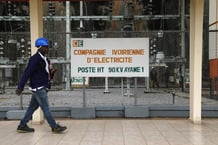 Un employé de la Compagnie d’électricité de Côte d’Ivoire (CIE)  à Ayame, en Côte d’Ivoire, le 6 mai 2021. © REUTERS/Luc Gnago