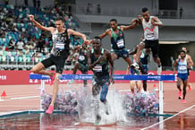 Le Marocain Soufiane el-Bakkali (à g.) sur le point de remporter la finale du 3000 m steeple devant le Kényan Abraham Kibiwot (au centre), à la Xiamen Diamond League, en Chine, le 23 septembre 2023. © Photo Greg Baker/AFP)