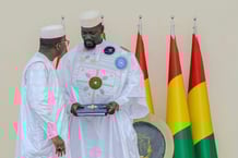 Le général Mamadi Doumbouy reçoit le projet de la nouvelle Constitution, le 26 juin 2025. © Présidence de la Guinée/X