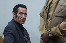 L’ancien président du Botswana Ian Khama comparaît devant le tribunal de première instance de Broadhurst, à Gaborone, le 13 septembre 2024. © MONIRUL BHUIYAN/AFP