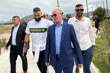 Le footballeur Karim Benzema (T-shirt Adidas), à Béjaïa, ville dont sa famille est originaire, le 1er juin 2024. © DR