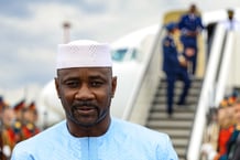 Le chef de la junte malienne, Assimi Goïta, est accueilli à son arrivée à l’aéroport avant le deuxième sommet Russie-Afrique, à Saint-Pétersbourg, le 26 juillet 2023. © AFP PHOTO / TASS HOST PHOTO AGENCY / PETER KOVALEV