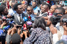 Venancio Mondlane, le candidat du parti Podemos à la présidentielle du 9 octobre, s’exprime lors d’une conférence de presse après avoir voté, à Maputo, le 9 octobre 2024. © ALFREDO ZUNIGA / AFP