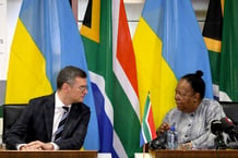 Dmytro Kuleba, le ministre ukrainien des Affaires étrangères (à g.), avec Naledi Pandor, son homologue sud-africaine, à Pretoria, le 6 novembre 2023. © Jacoline Schoonees/DIRCO via REUTERS