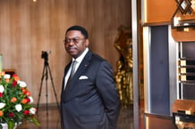 Le secrétaire général de la présidence du Cameroun, Ferdinand Ngoh Ngoh, sur le perron du palais présidentiel, à Yaoundé, le 17 mars 2023. © MABOUP