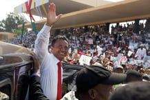 Alors candidat à la présidence de Madagascar, Marc Ravalomanana salue ses partisans à l’occasion d’un meeting de campagne au stade Mahamasina, à Antananarivo, le 3 novembre 2018. © REUTERS/Malin Palm