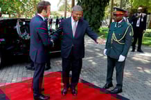 Le président français Emmanuel Macron (à gauche) est accueilli par le président angolais Joao Lourenco (2e à gauche) au palais présidentiel Casa Rosada, à Luanda, le 3 mars 2023. Macron est arrivé dans l'ancienne colonie portugaise d'Angola le 3 mars, où il doit signer un accord pour développer le secteur agricole dans le cadre d'une initiative visant à renforcer les liens français avec l'Afrique anglophone et lusophone.