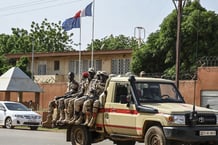 Patrouille de la police nigérienne devant l’ambassade de France à Niamey, le 28 août 2023. © AFP.