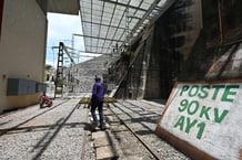 Un fonctionnaire de la Compagnie ivoirienne d’électricité (CIE) marche à l’intérieur du barrage hydroélectrique d’Ayame, près d’Aboisso en Côte d’Ivoire, le 28 mai 2021. © Issouf SANOGO / AFP