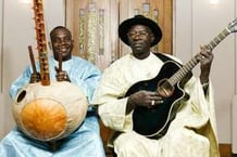 Toumani Diabaté (à g.) avec Ali Farka Touré, en 2005. © Youri Lenquette