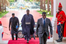 Le président sénégalais Macky Sall reçoit son successeur nouvellement élu, Bassirou Diomaye Faye, à Dakar, au Sénégal, le 28 mars 2024. © Photo by Senegal Presidency/Anadolu via AFP