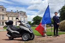 Vente aux enchères du scooter de l’ancien président français, François Hollande, à Montbazon, près de Tours (France), le 26 mai 2024. © Anna Bonnemasou-carrère/Radio France/Maxppp