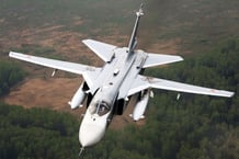 Un Sukhoi Su-24M des forces armées russes, identiques à celui qui s’est écrasé au Mali. Sukhoi Su-24M of the Russian Air Force inflight.
© Alexander Mishin/Russian Avia/Wikipedia/Creative Commons