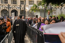 Des avocats tunisiens manifestent devant le palais de justice, à Tunis, le 2 mai 2024. © Yassine Gaidi/Anadolu via AFP