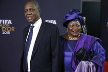 Issa Hayatou, alors président par intérim de la FIFA, et son épouse à la cérémonie de remise du FIFA Ballon d’Or 2015 à Zurich, le 11 janvier 2016. © Arnd Wiegmann/REUTERS