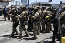Des membres de l’unité spéciale d’intervention Immigration and Customs Enforcement (ICE) pendant des manifestations à Los Angeles, le 10 juin 2025.