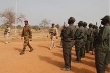 Le capitaine Ibrahim Traoré, président de la transition du Burkina Faso, devant un groupe de Volontaires pour la défense de la patrie (VDP), le 6 janvier 2023. © Présidence du Faso