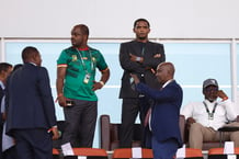 Samuel Eto’o (bras croisés) à la Coupe d’Afrique des Nations 2024, au stade de la Paix, à Bouaké, en Côte d’Ivoire, en janvier 2024. © Kenzo Tribouillard / AFP