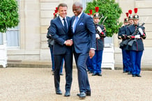Le président de la transition du Gabon, Brice Clotaire Oligui Nguema, reçu au palais de l’Élysée par le chef de l’État français, Emmanuel Macron, le 31 mai 2024. © Présidence de la République du Gabon