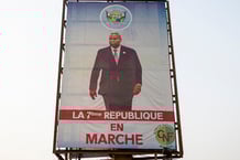 Une affiche de campagne à l’effigie du président centrafricain Faustin-Archange Touadéra, à Bangui, le 28 février 2025.