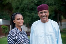 Mohamed Bazoum, dans la résidence d’Etat  avec sa fille Zazia, le 07/0/2021. © Vincent Fournier pour JA