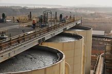 Réservoirs contenant des boues dont l’or sera extrait sur le site de la mine exploitée par Endeavour Mining Corporation, à Houndé, au Burkina Faso, le 13 février 2020. © Reuters/Anne Mimault