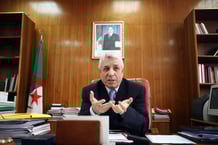 Tayeb Louh dans son bureau ministériel, le 25 février 2009, à Alger. © Kadri Mohamed/Imagespic/ABACA