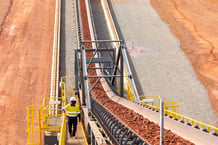 Deuxième producteur mondial de bauxite, la Guinée dispose d’une réserve estimée à environ 25 milliards de tonnes.