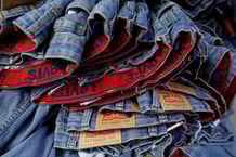 Des jeans Levis prêts pour l’exportation dans l’usine de la zone franche industrielle d’exportation (EPZ) de United Aryan, qui fonctionne dans le cadre de l’Agoa, à Nairobi, le 4 avril 2025. © REUTERS/Thomas Mukoya