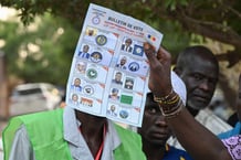 Lors du dépouillement du scrutin présidentiel, le 6 mai 2024, dans un bureau de vote à N’Djamena. © Issouf SANOGO / AFP
