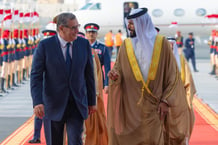 Le représentant du roi de Bahreïn pour les affaires humanitaires et la jeunesse, Shaikh Nasser bin Hamad Al Khalifa, reçoit le premier ministre marocain, Aziz Akhannouch (à gauche), à Manama, le 15 mai 2024, la veille du 33e sommet de la Ligue arabe. © Bahrain News Agency/AFP
