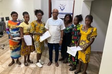 Le professeur de l’université de Kinshasa Jacques Emina, entouré des bénéficiaires de la « bourse Directeur Emina Jacques », en 2019. © X JACQUES EMINA