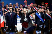 Marine Le Pen en meeting dans son fief de Hénin-Beaumont, dans le nord de la France, le 13 septembre 2026. À sa droite, Jordan Bardella.
