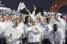 Les membres de l’équipe olympique des réfugiés lors de la cérémonie d’ouverture des Jeux olympiques, à Paris, le 26 juillet 2024. © Cameron Spencer/AP/SIPA