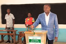 Le président togolais, Faure Essozimna Gnassingbé, vote pour les élections législatives et régionales, le lundi 29 avril, au lycée Maman-N’Danida, de Pya dans le nord du Togo. © Présidence Togo