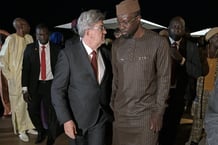 Le fondateur du parti La France insoumise, Jean-Luc Mélenchon (à gauche), et le Premier ministre sénégalais, Ousmane Sonko (à droite), échangent lors d’une conférence de presse dans un hôtel de Dakar, le 15 mai 2024. © SEYLLOU/AFP