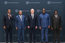 De gauche à droite, les présidents zambien, Hakainde Hichilema, angolais, João Lourenço, américain, Joe Biden, congolais, Félix Tshisekedi, et le vice-président tanzanien, Philip Isdor Mpango, avant le sommet transafricain du corridor de Lobito, en Angola, le 4 décembre 2024. © ANDREW CABALLERO-REYNOLDS / AFP