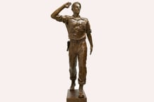 La statue du général Bigeard, par le sculpteur Boris Lejeune, qui doit être installée à Toul le 18 juin 2024. © Boris Lejeune
