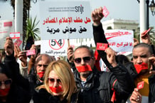 Des journalistes manifestent sur la place du gouvernement à la Kasbah de Tunis, le 16 février 2023. © Photo by Yassine Mahjoub / NurPhoto / NurPhoto via AFP