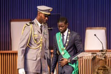 Bassirou Diomaye Faye (droite) après son premier discours en tant que président du Sénégal, le 2 avril 2024. © John Wessels / AFP