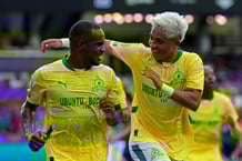 Iqraam Rayners (à g.), du club sud africain Mamelodi Sundowns, fêtant son premier but avec son coéquipier Marcelo Allende à la Coupe du monde des clubs de la FIFA, à Orlando (Floride), le 17 juin. © Amanda Perobelli/Reuters via Imagn Images/Sipa USA