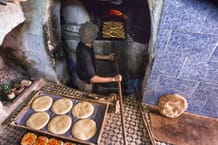 Boulanger cuisant des pains plats au four dans la médina de Fès, au Maroc. © Sébastien Rabany / Photononstop via AFP