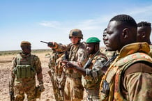 Des soldats français de la force Barkhane et des soldats des Forces armées maliennes lors de l’opération Eclipse, au Sahel, en janvier 2021 © Frederic Petry / Hans Lucas /AFP