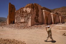 Ce qui reste de la mosquée Tinmel, à Talat N’Yaaqoub, à 100 km au sud-ouest de Marrakech. après le séisme, le 14 septembre 2023. © Hannah McKay / REUTERS