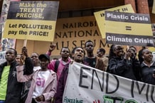 Des manifestants écologistes ce samedi 11 novembre 2023 dans les rues de Nairobi, avant la réunion du Comité intergouvernemental de négociation du Traité international contre la pollution plastique, qui s’ouvrira dans la capitale kenyane lundi 13 septembre. © LUIS TATO/AFP