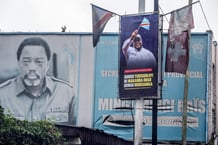 L’affiche de campagne de Félix Tshisekedi installée devant un vieux panneau d’affichage représentant Joseph Kabila. À Kinshasa, le 19 novembre 2023. © Arsene Mpiana/AFP.