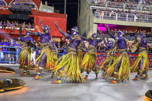 Des membres de l’école de samba Vila Isabel lors du défilé du carnaval de Rio (Brésil), en avril 2022. © William Volcov/Shutterstock/SIPA