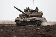 Des militaires sur un char T-80BV du 1429e régiment d’infanterie mécanisée de l’armée russe lors d’une mission de combat dans la zone de l’opération militaire spéciale de la Russie. © Alexei Konovalov/TASS/Sipa